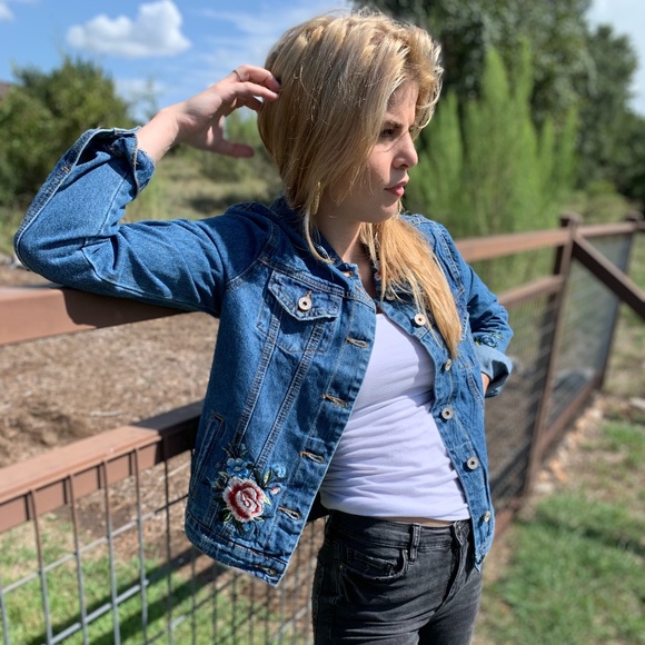 NWT Floral Embroidered Distressed Jean Jacket - Picture 8 of 9